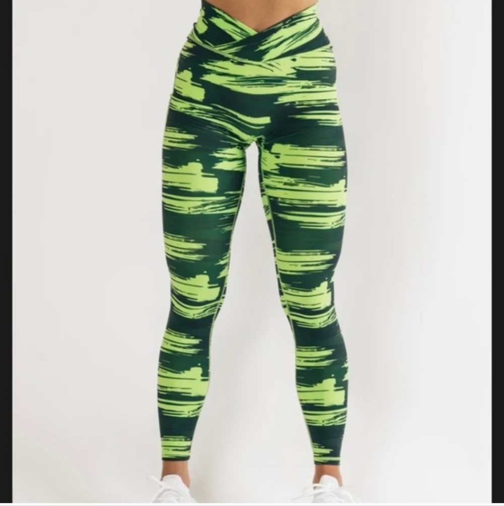Alphalete Surface Power Leggings In Volt Camo Size Small